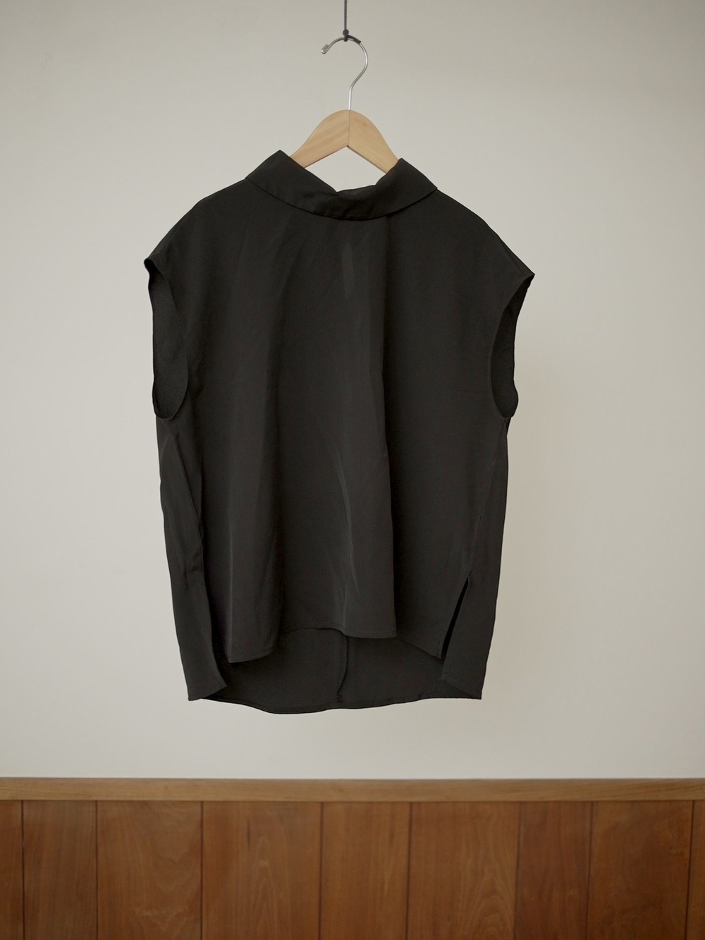 Commense Sleeveless Black Collar-Back Hem Blouse